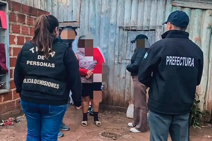 En momento en que rescataron a las dos chicas. 