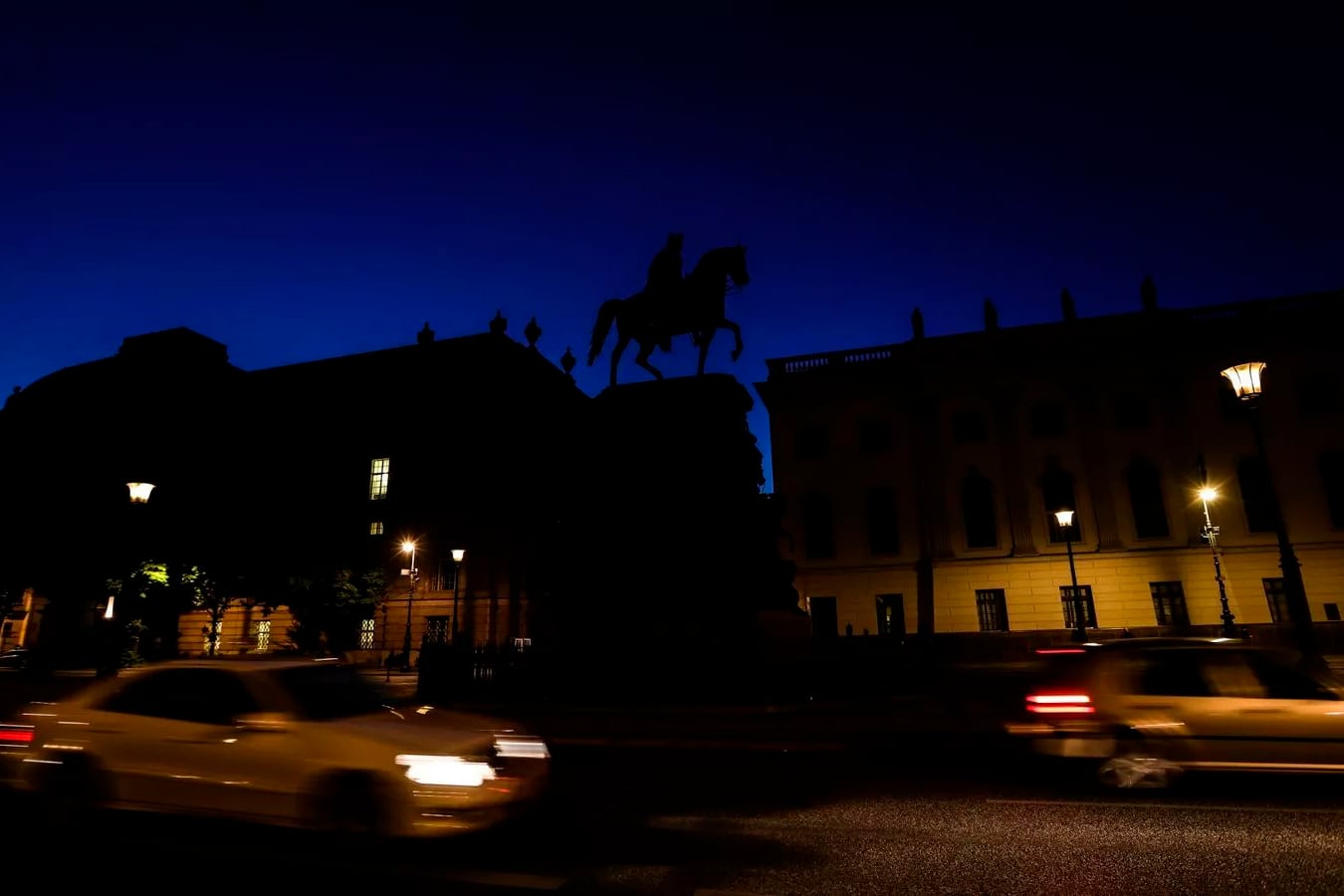 na imagen de Berlín poco iluminada. Esta es una de las medidas que se han tomado para ahorrar energía.