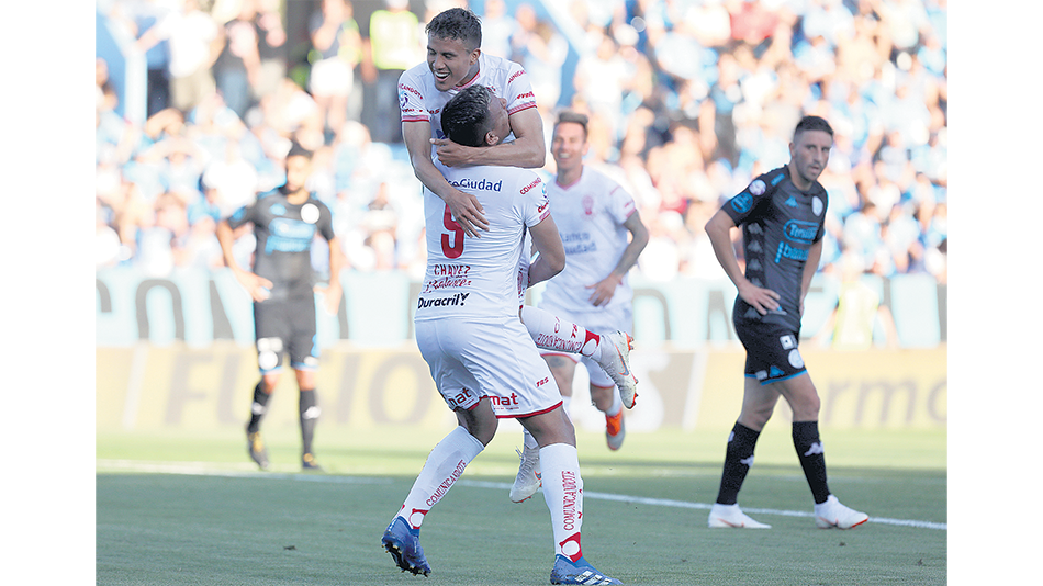 Roa recibe el saludo de sus compañeros por su golazo.