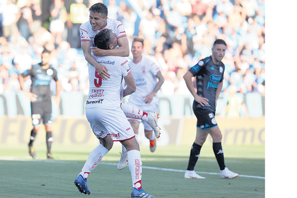 Roa recibe el saludo de sus compañeros por su golazo.