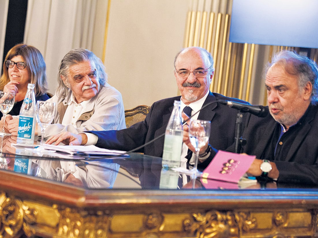 Horacio González recibió la distinción por iniciativa del legislador del FpV Carlos Tomada.