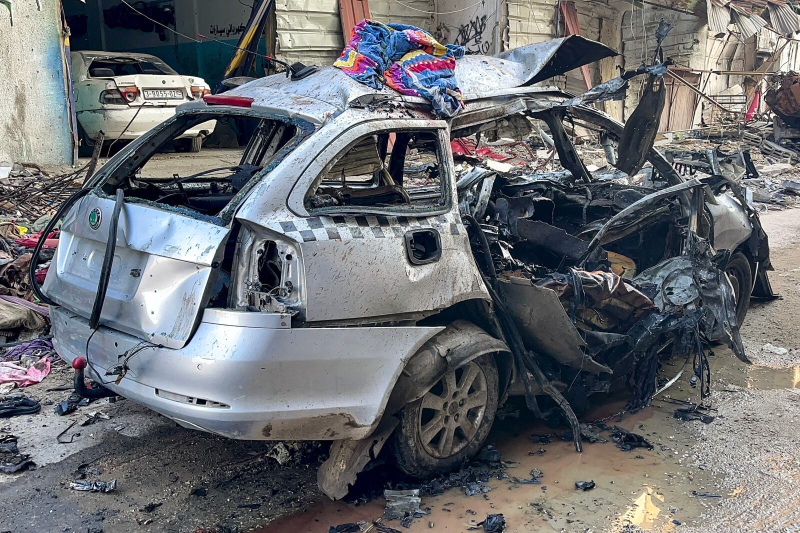 El auto en elque viajaban los hijos de Haniyeh en Ciudad de Gaza.