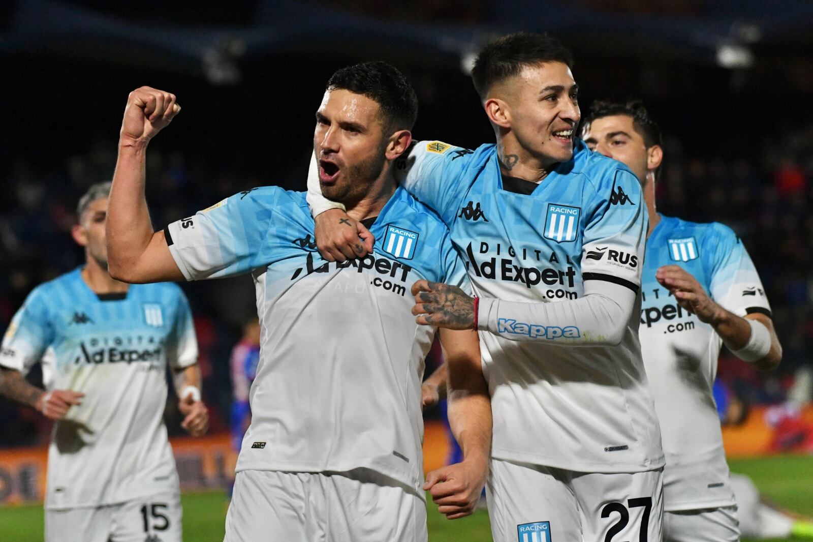 "Maravilla" Martínez festeja el segundo de la Academia 