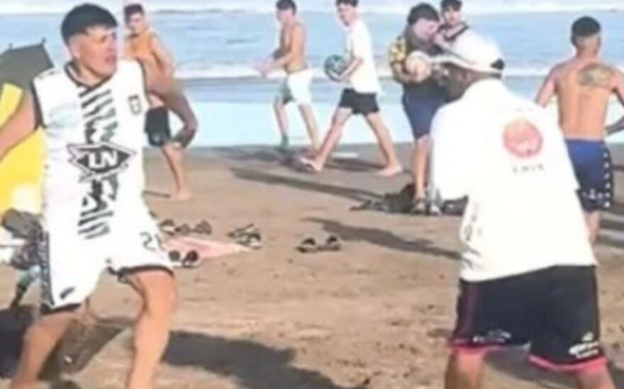 En las imágenes, se pudo observar que entre cuatro y cinco personas que al parecer vendían chipá comenzaron a correr y golpearse a las piñas y con los cestos de mimbre