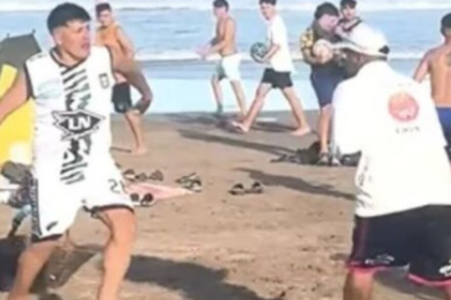 En las imágenes, se pudo observar que entre cuatro y cinco personas que al parecer vendían chipá comenzaron a correr y golpearse a las piñas y con los cestos de mimbre