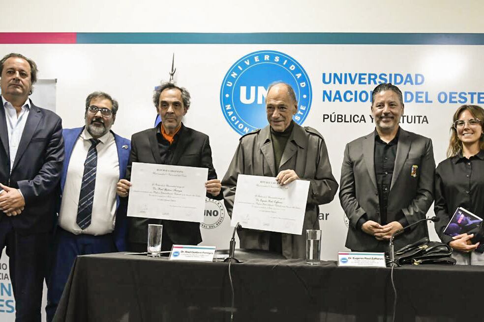 Raúl Zaffaroni y Gustavo Ferreyra junto al intendente de Merlo, Gustavo Menéndez