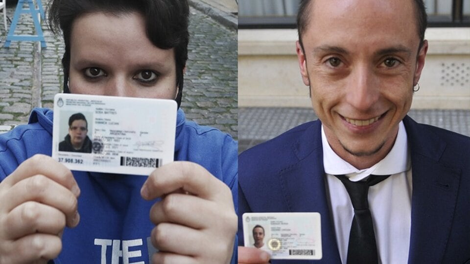 Shanik Lucián y Gerónimo Carolina con sus nuevos DNI. (Imagen: Teysseire/Cartasso)