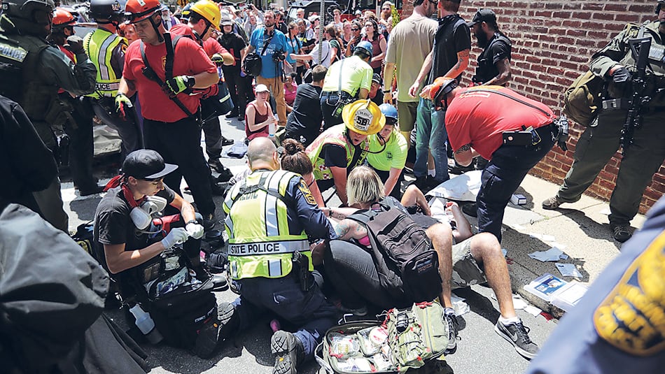 Paramédicos atienden a los heridos después de que un auto embistiera contra la multitud.
