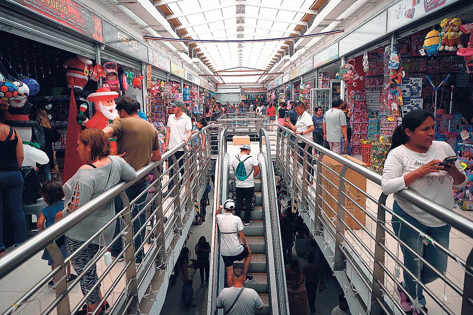 Navidad austetera en un shopping de Santiago