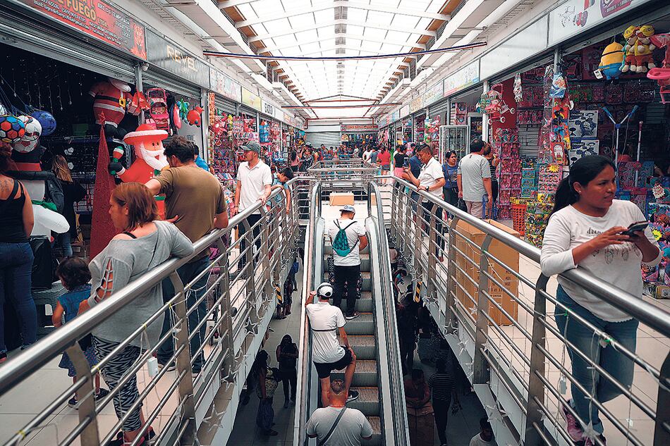 Navidad austetera en un shopping de Santiago