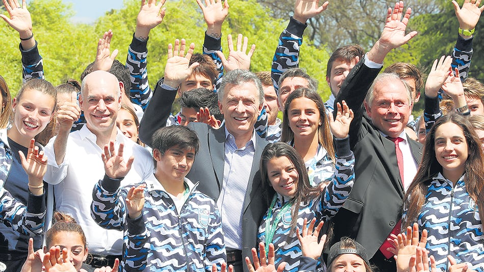 El presidente Mauricio Macri, ayer junto a los deportistas olímpicos.