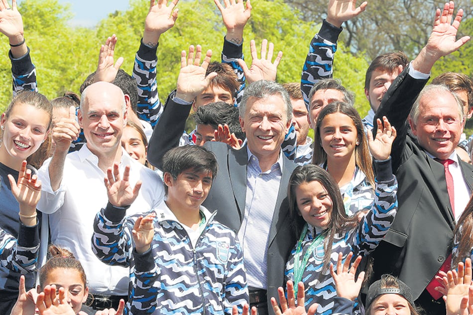 El presidente Mauricio Macri, ayer junto a los deportistas olímpicos.