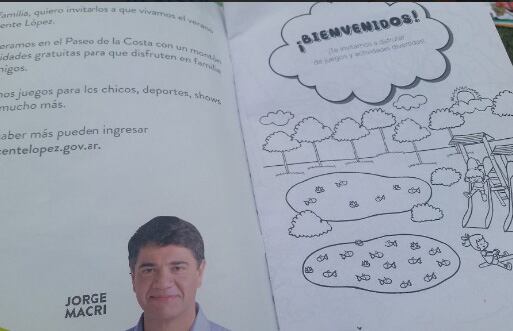 Los libros con su cara de Jorge Macri reparte entre los chicos.
