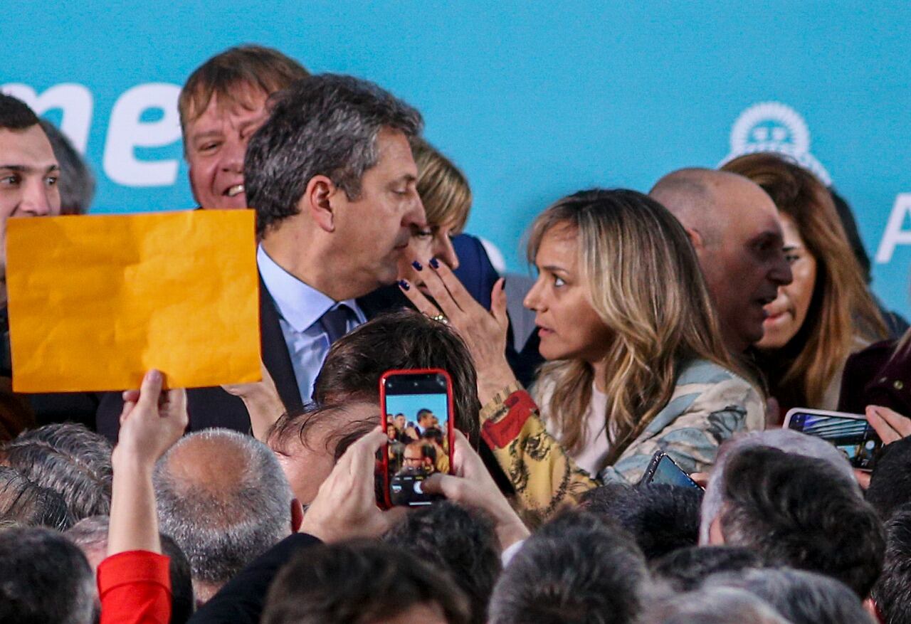 Final de fiesta con foto y abrazo para el matrimonio Massa Galmarini.