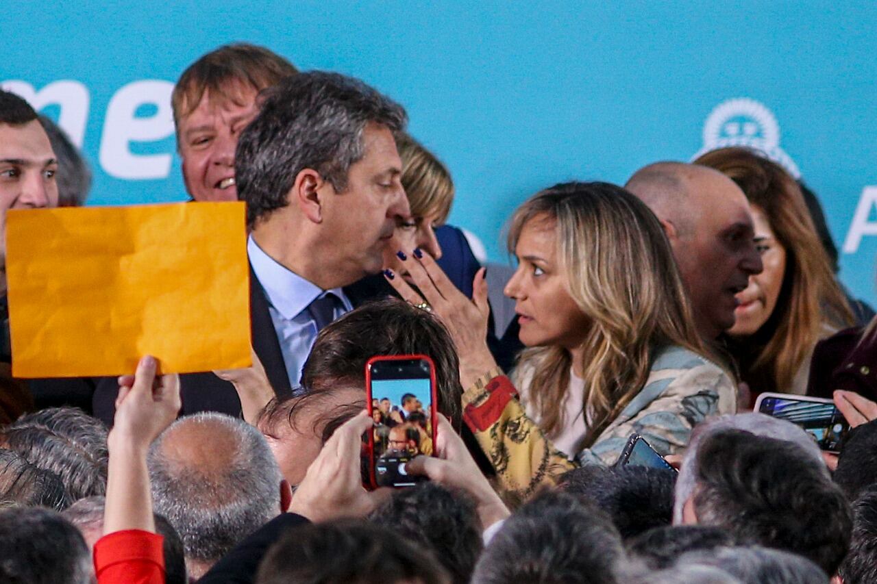 Final de fiesta con foto y abrazo para el matrimonio Massa Galmarini.