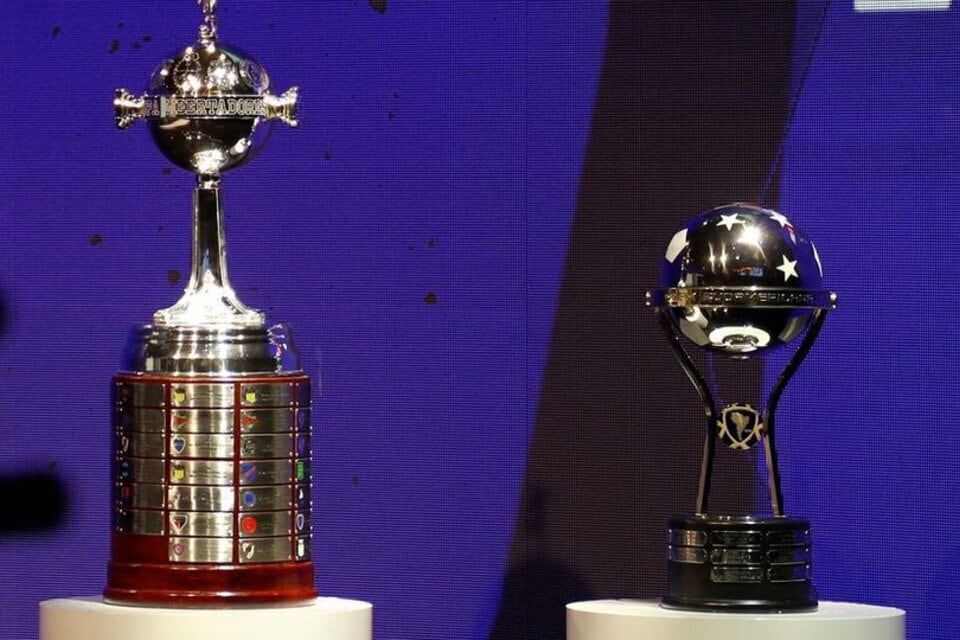 Los trofeos de la Copa Libertadores y la Copa Sudamericana.