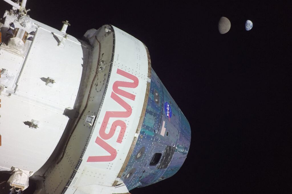 Durante la misión, Orion pasó unos seis días en una órbita remota alrededor de la Luna. (Foto: NASA TV via AFP)