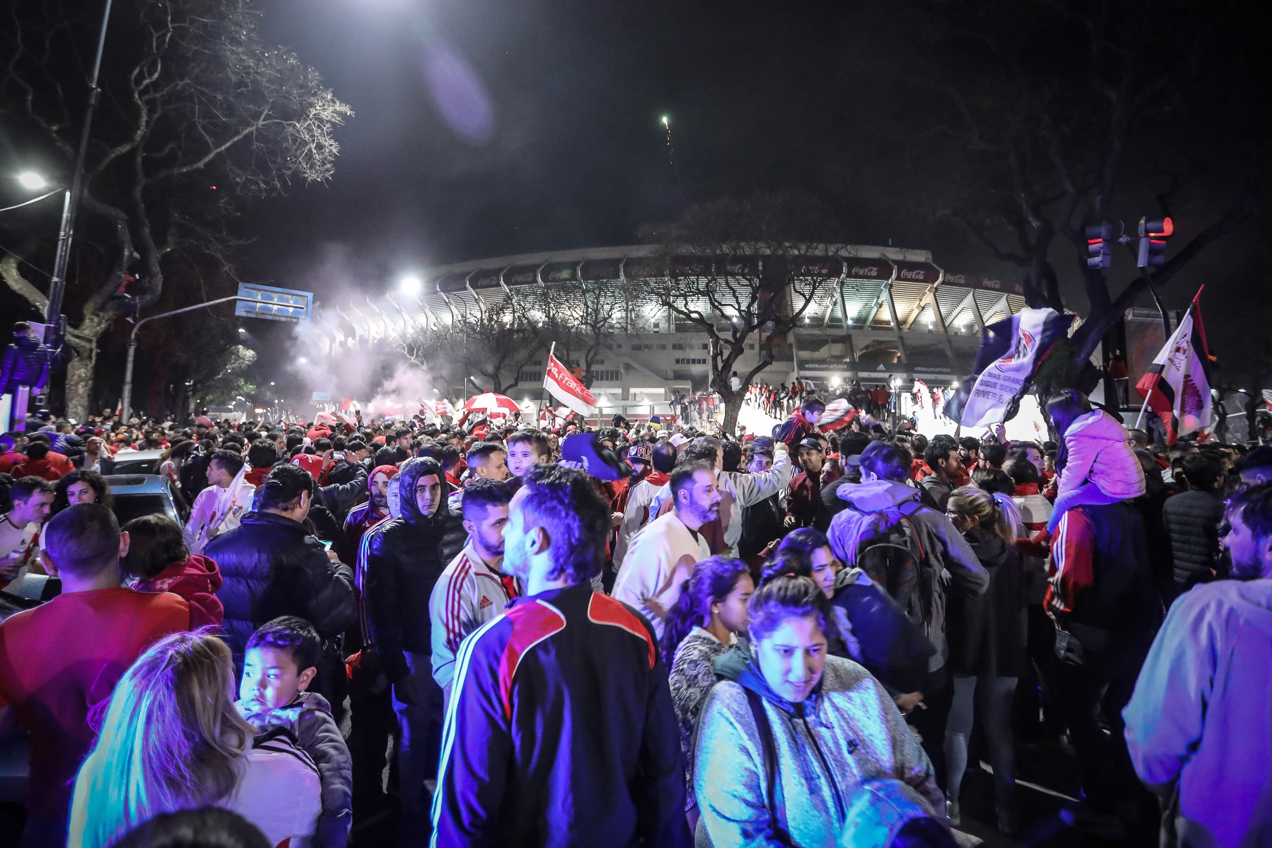 Los hinchas de River esperaron al plantel para celebrar en el Monumental