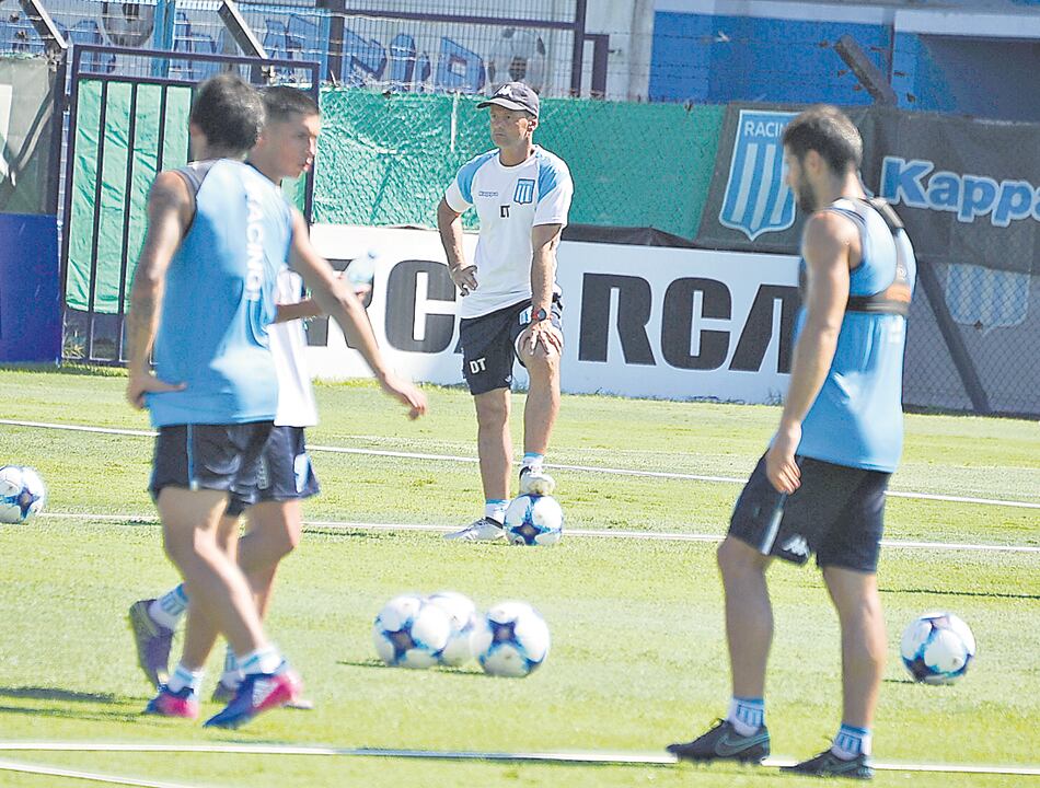 Cocca pisa la pelota mientras piensa en el equipo para debutar en la Sudamericana.