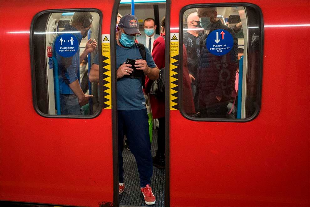 La Unión Europea  advirtió que la distancia social, la higiene o el uso de mascarillas, "han demostrado no ser suficientes para reducir" la exposición al virus. 