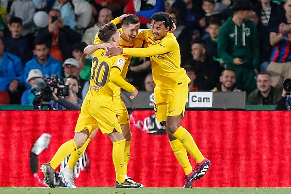 El saludo para el goleador Lewandowski.