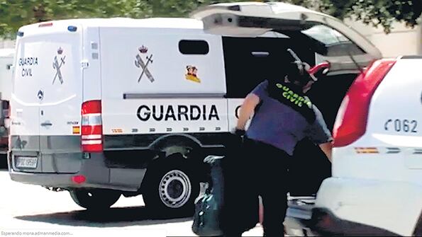 Captura de imagen de Silva Rodrigues siendo llevado detenido a una camioneta policial.