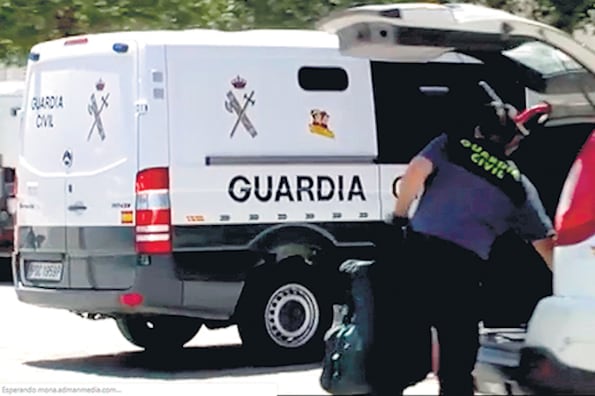 Captura de imagen de Silva Rodrigues siendo llevado detenido a una camioneta policial.