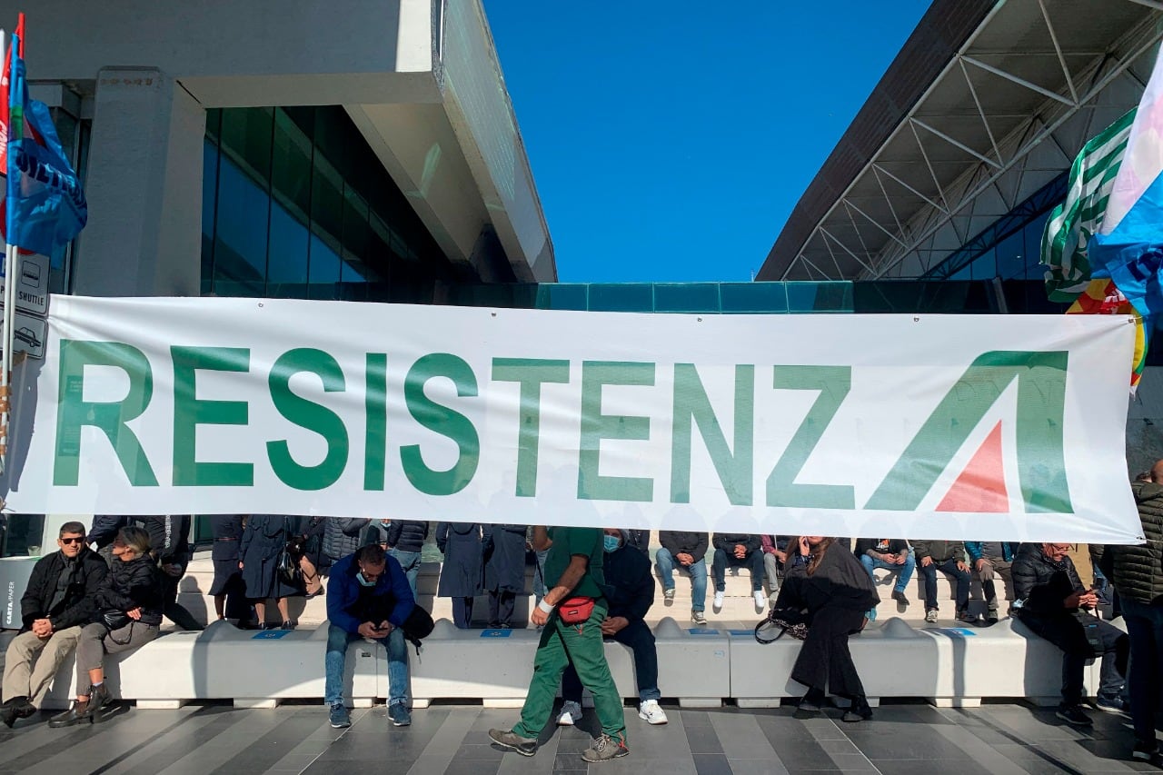 Los trabajadores resisten en Roma el cierre de Alitalia