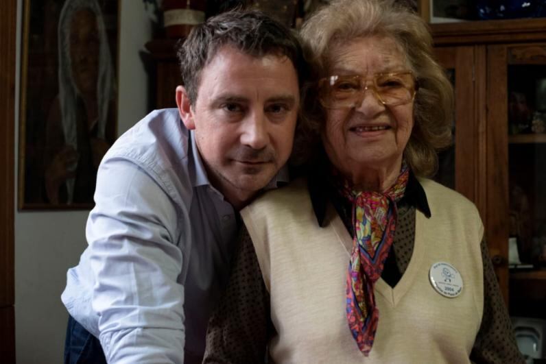 Aída, con su nieto Sebastián.