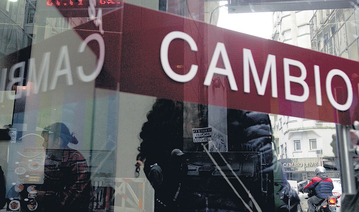 El dólar cerró a 20,69 pesos, un centavo menos que el record que se había marcado el día anterior. En cinco días subió 25 centavos.