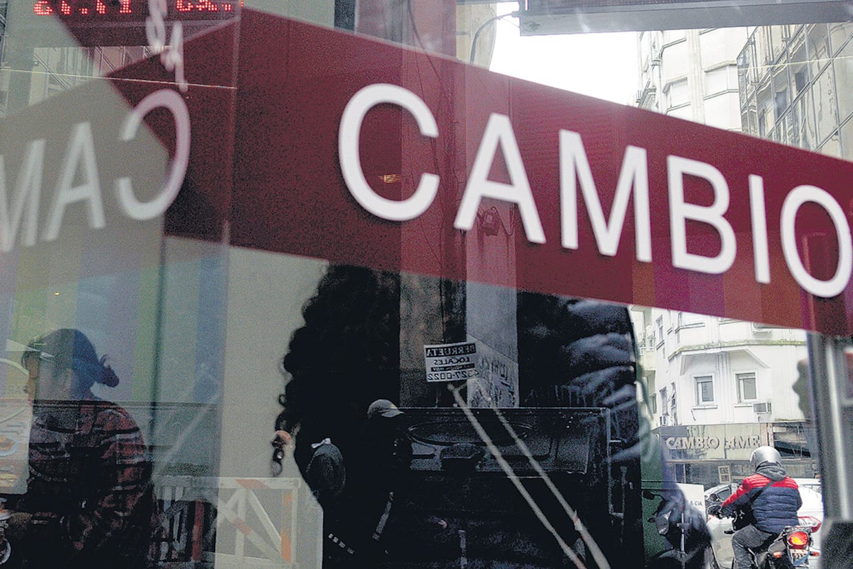 El dólar cerró a 20,69 pesos, un centavo menos que el record que se había marcado el día anterior. En cinco días subió 25 centavos.