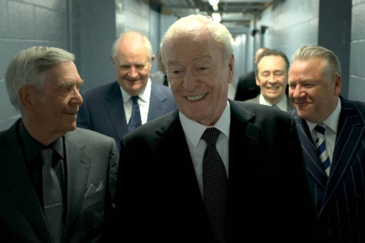 Michael Caine, todo un rey de los robos perfectos, al frente de su corte de especialistas.