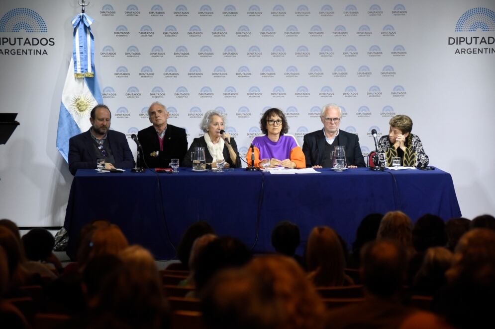 De izq. a der.: Mario Pecheny, Carlos Soriano, Graciela Jacob, Mara Brawer, Mario Sebastiani y Aída Kemelmajer.