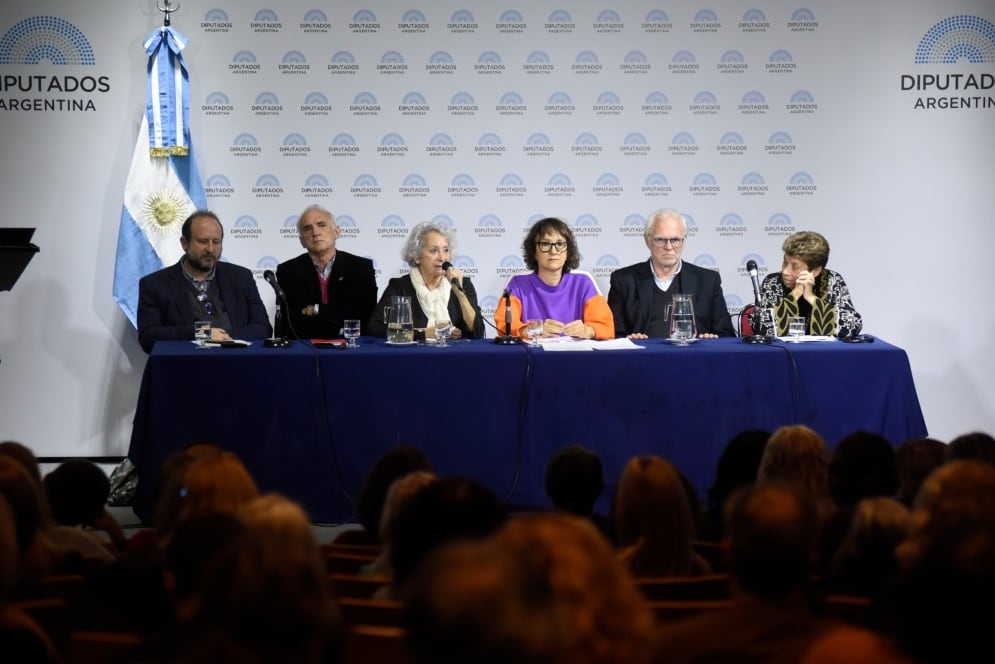 De izq. a der.: Mario Pecheny, Carlos Soriano, Graciela Jacob, Mara Brawer, Mario Sebastiani y Aída Kemelmajer.