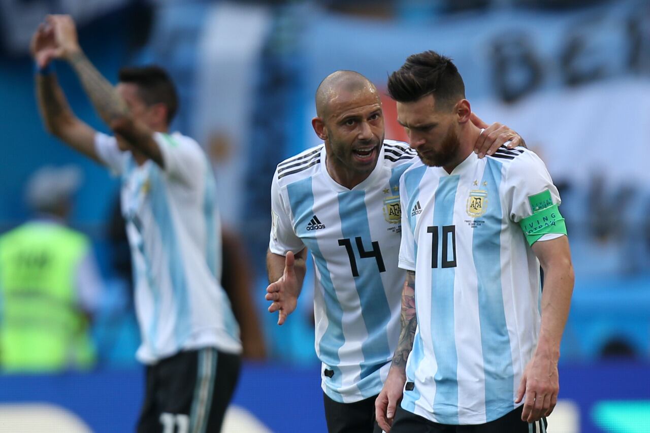 Mascherano le pasó la capitanía a Messi en la Selección Argentina.
