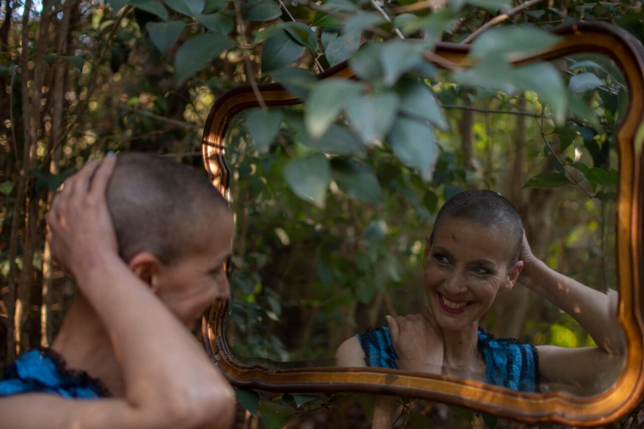 Mariana Cabrol frente al espejo, registrando el proceso de su tratamiento oncológico.