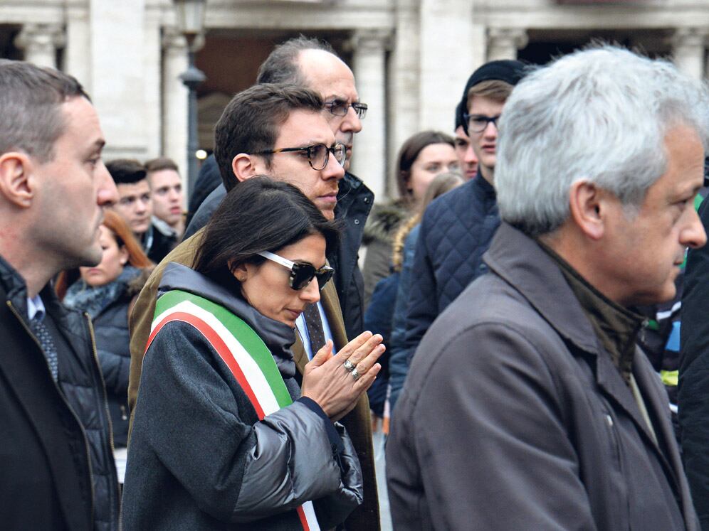 Funcionarios de Roma enfrentan investigaciones sobre corrupción: impacta en la gestión de la alcaldesa Raggi.