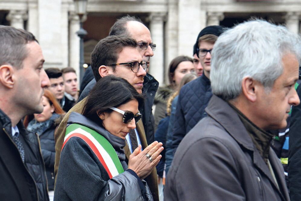 Funcionarios de Roma enfrentan investigaciones sobre corrupción: impacta en la gestión de la alcaldesa Raggi.