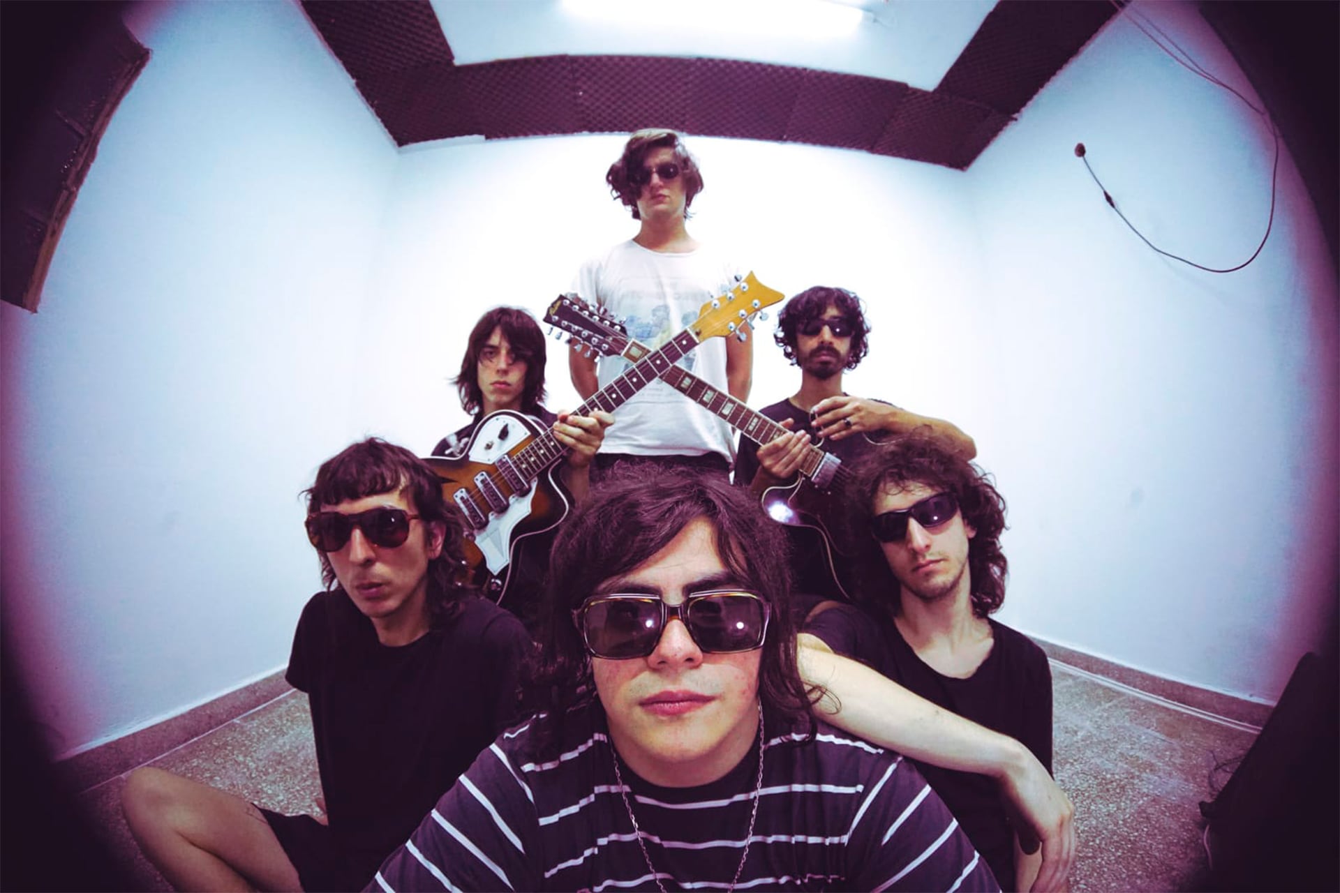 En la propuesta del sexteto convergen la psicodelia, el space rock, el shoegaze y el garage.