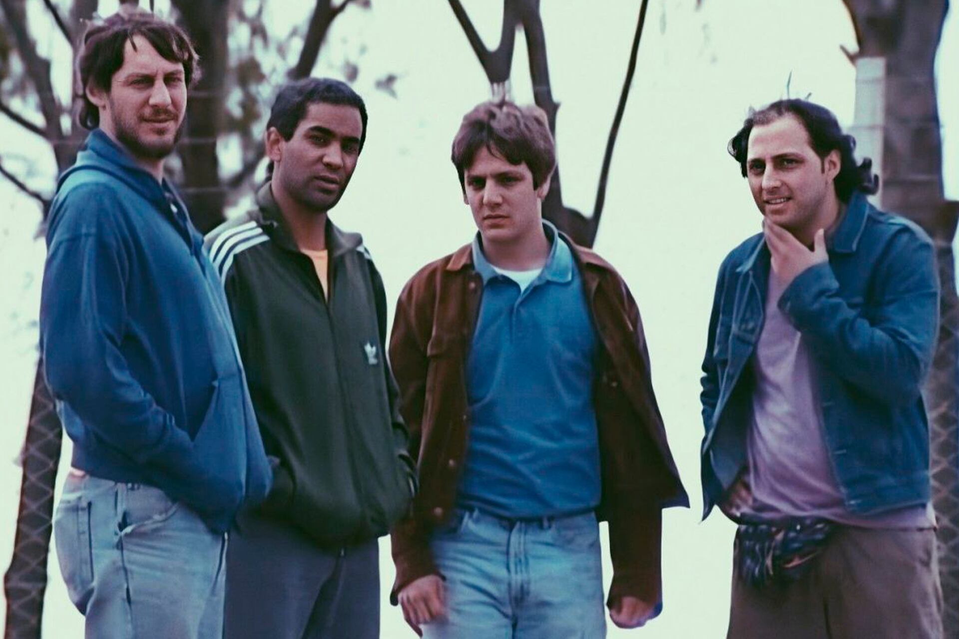 El clásico Okupas, con Rodrigo de la Serna y Diego Alonso, llega a Netflix el 20/7, con nueva banda sonora de Santi Motorizado