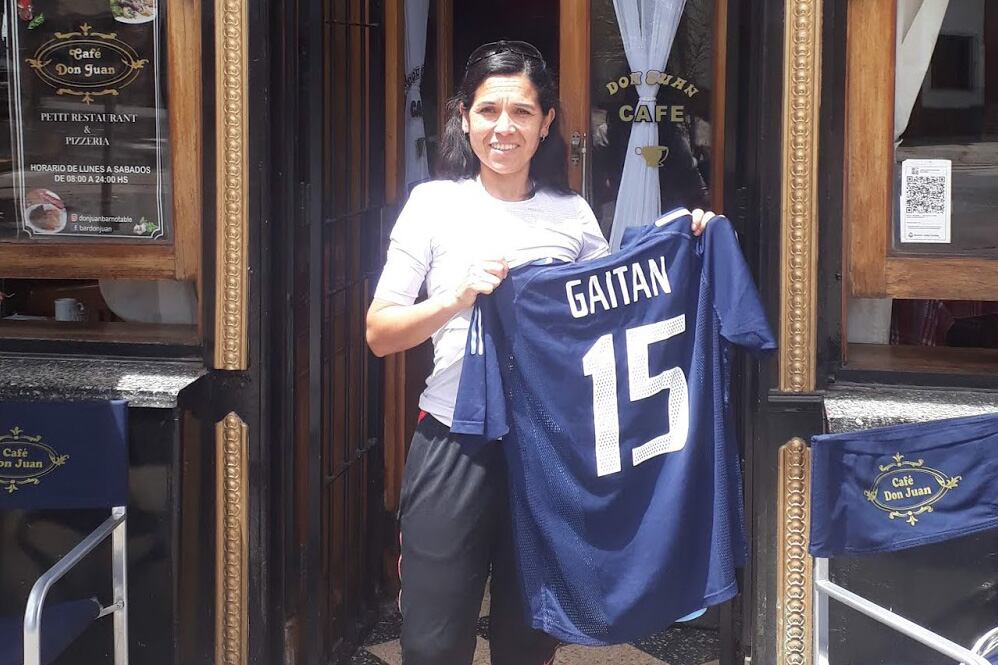 Yanina Gaitán, con la camiseta del primer gol oficial de la Selección en un Mundial.