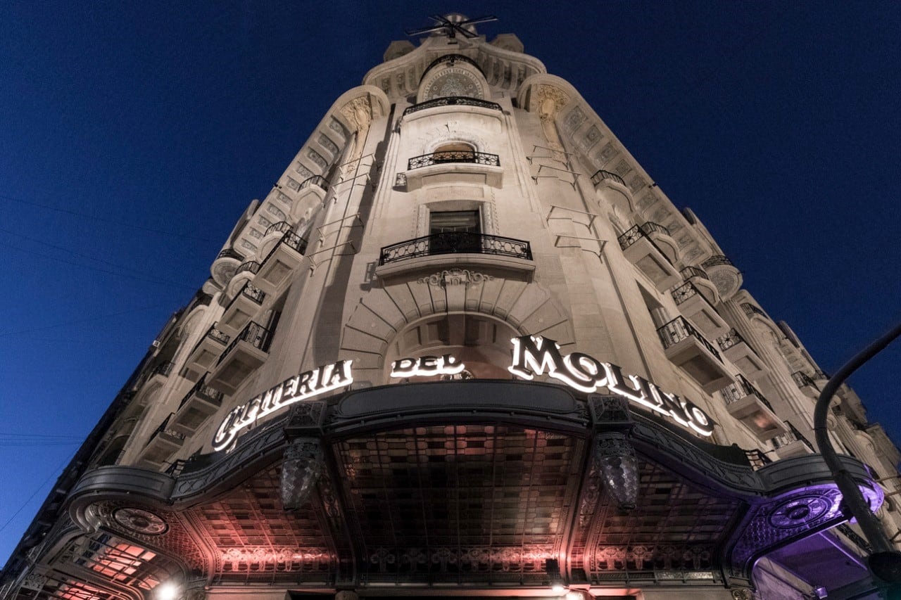 La Confitería del Molino, uno de los emblemáticos edificios porteños, volverá a abrir sus puertas el 8 de julio (@DelMolinoOk).