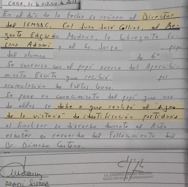 La sanción a un estudiante por saludar con los dedos en V.