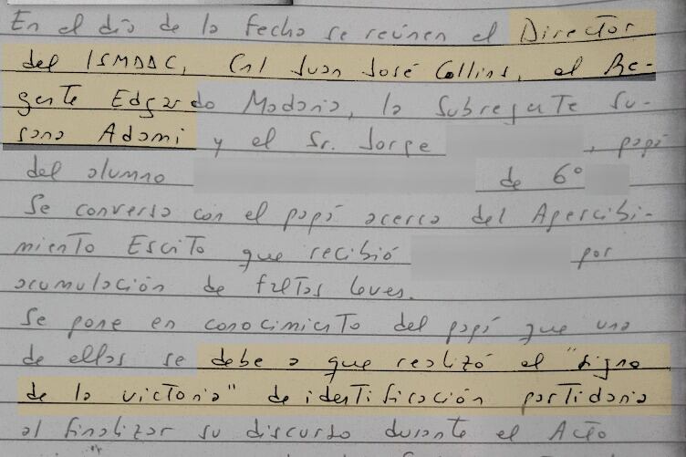 La sanción a un estudiante por saludar con los dedos en V.