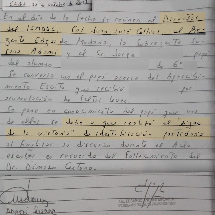 La sanción a un estudiante por saludar con los dedos en V.