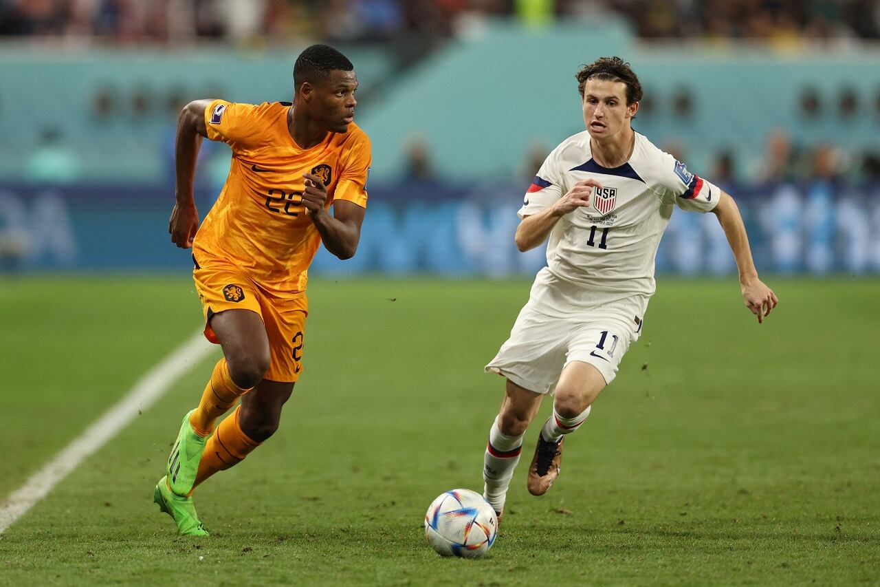 El lateral derecho Denzel Dumfries se escapa por su banda ante EEUU. Metió un gol y dos asistencias: clave