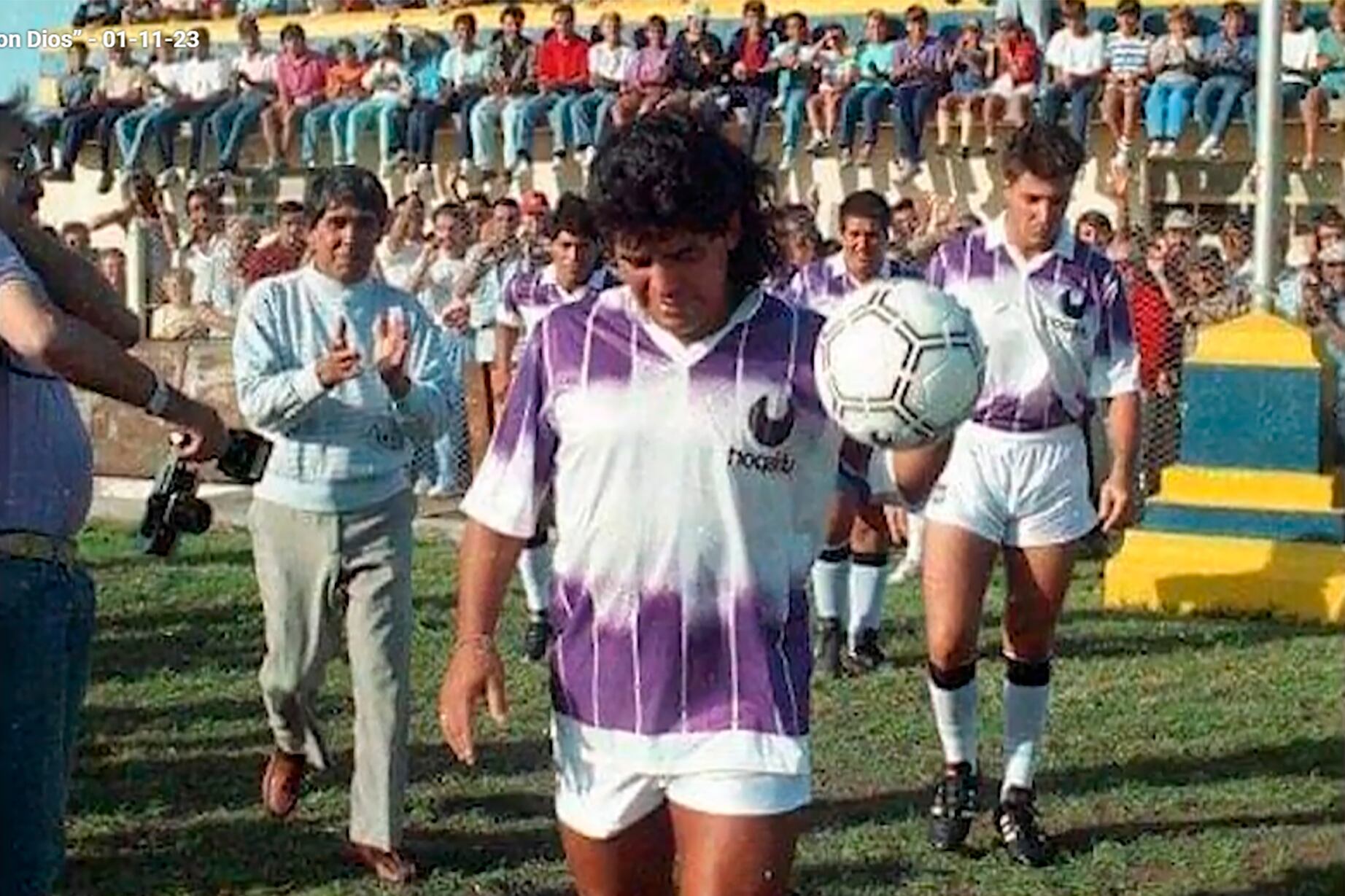 Maradona y uno de los tantos partidos a beneficio, rescatados en el documental de Papalardo
