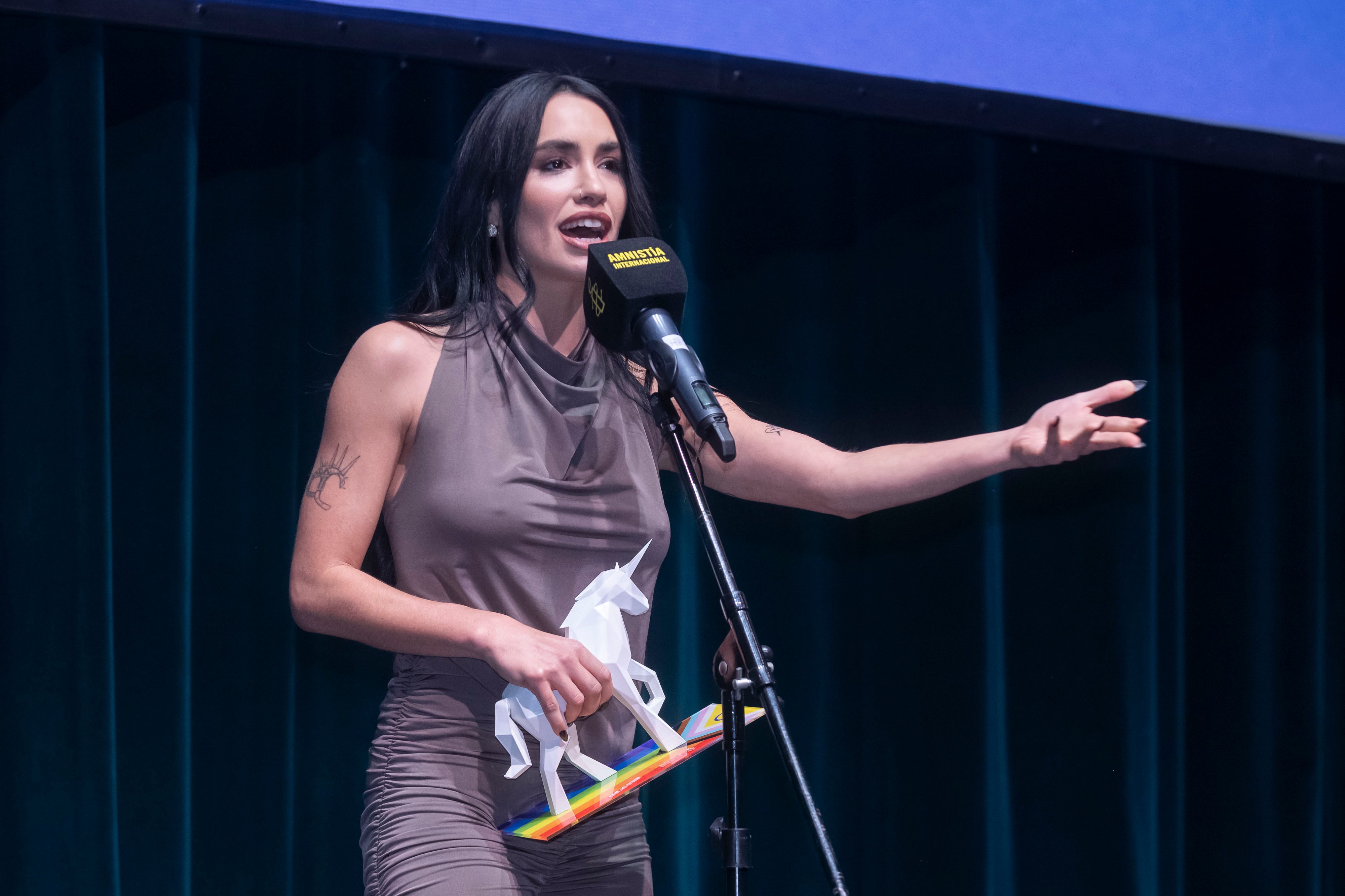 Lali recibiendo un premio de Amnistía Internacional.