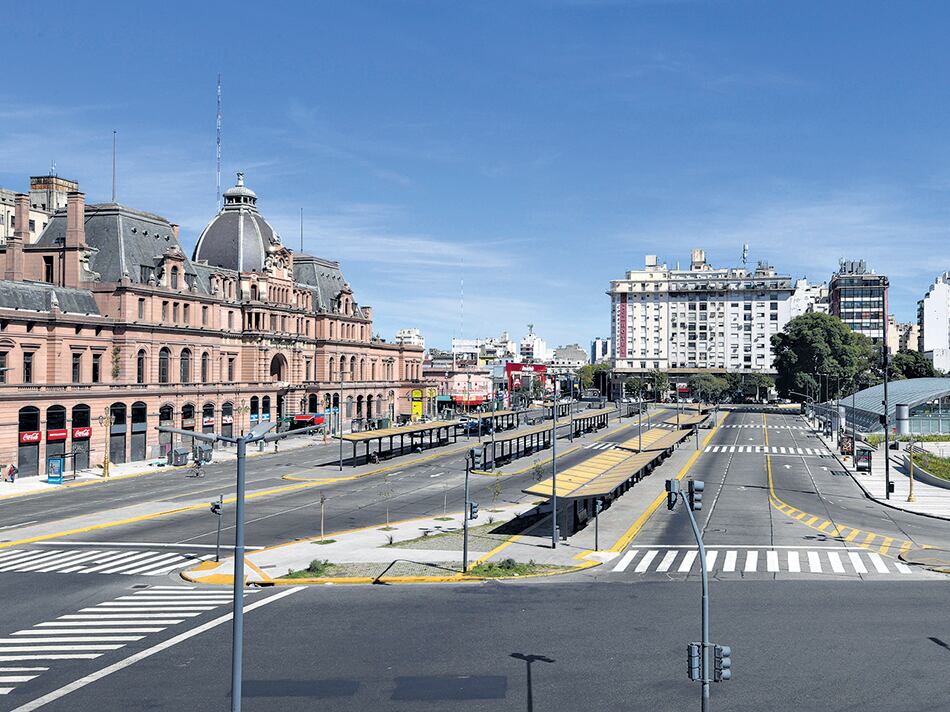 Plaza Constitución, al mediodía. Una imagen que habla por sí sola de la contundencia del paro.