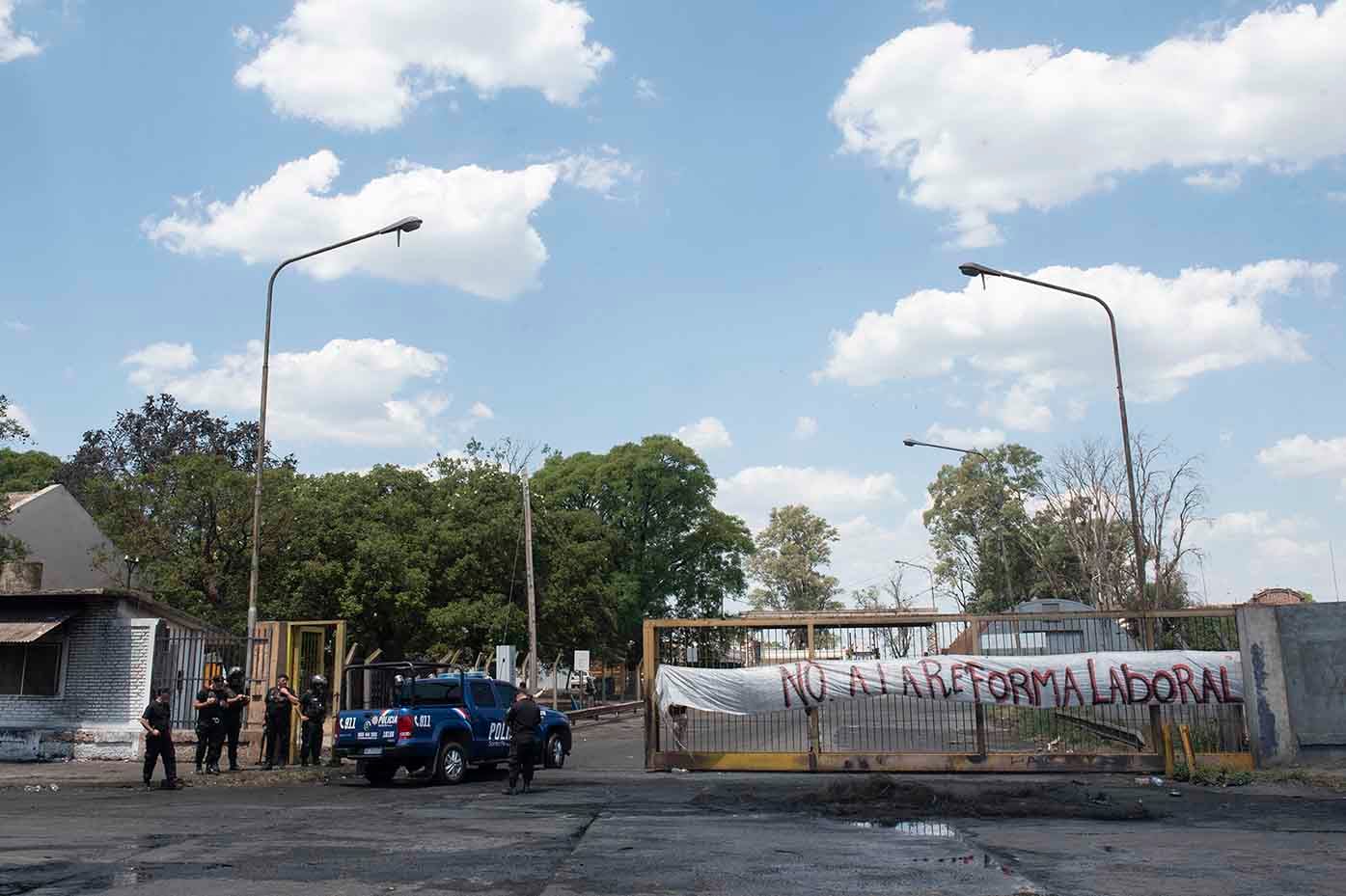 La represión policial fue con gases lacrimógenos y empujones.